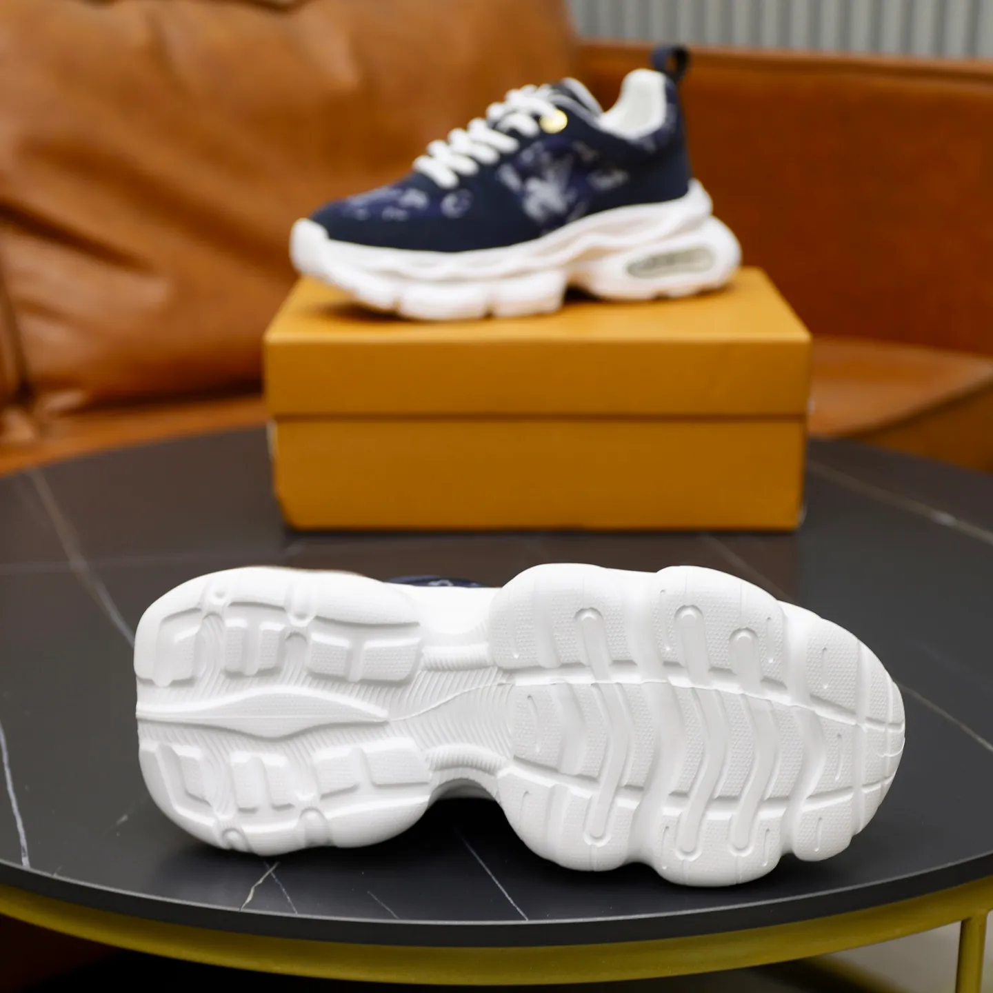 Ex-factory price: 462💰🙅‍♂️🙅‍♂️🙅‍♂️ Brand: Louis Vuitton Standard code: 38-44 (45 customized) Grade: Same as the official website Material: Original cowhide splicing fabric Comfortable and breathable lining Lightweight, soft and wear-resistant outsole Style category: Men's fashionable casual shoes Running sneakers Distinguished luxury brand elements Top luxury Color: actual picture color